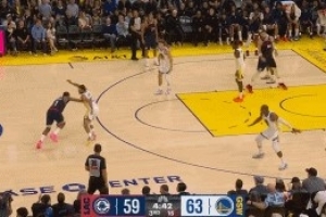 打不动了？哈登连续运球试图突破 库里紧贴直接抢断！