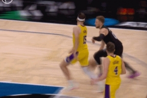 这一下没必要！迪文岑佐快攻推开里夫斯 被吹进攻犯规