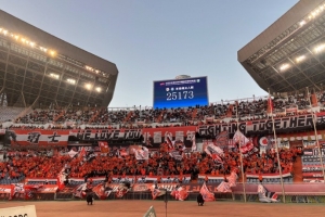 记者：泰山本赛季主场收官战，现场球迷25173人