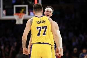 东契奇开赛前四场砍下165分位列队史第一 里夫斯143分并列第四