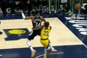 动作有点大！字母哥反击被内史密斯放倒 后者被吹一级恶意犯规