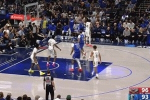 不应该！克莱关键时刻出现脱手失误 独行侠白白送出球权