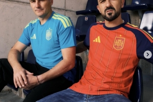 功勋传奇出镜！阿迪邀卡西和比利亚为西班牙世界杯球衣预热