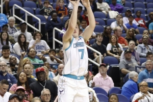 克尼佩尔投进生涯前30记三分仅用9场比赛 NBA历史最快