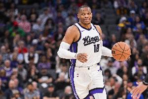 就靠我这无保障底薪顶了？威少上半场10中6得16分4板7助 三分5中3