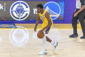 很坚决！布朗尼持球突破 对抗防守滞空高难度中投命中