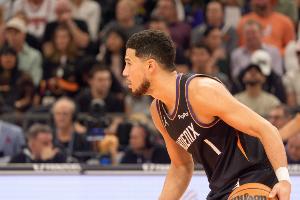 很不满！布克防守被撞倒遭无视 抱怨判罚被吹技术犯规