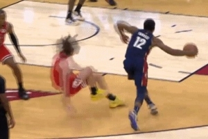 脚踝终结者！亨特晃倒吉迪双手暴扣 后者一瘸一拐