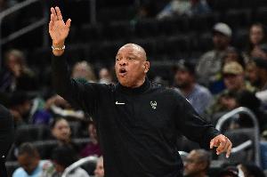 很关键！申京造特纳犯规 雄鹿挑战成功取消犯规改吹跳球