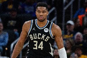 难救主！字母哥末节进攻干扰球+6罚2中 全场空砍37分8板