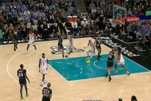 一顺百顺！卡姆·斯潘塞刚上场 强突高难度压哨抛投命中！