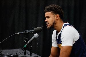 本赛季黄忠防挡拆持球手时每回合仅让得0.58分 单防时仅让得0.8分