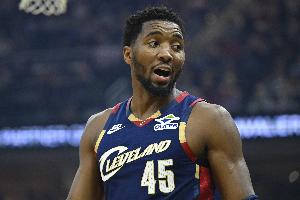 差了一点！多诺万·米切尔三分绝杀失手 骑士热火进入加时