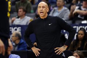 国王主帅：不想谈论进攻 能得分的球员有很多 想赢球得专注于防守