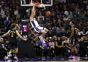 攻强守弱！尤班克斯9中8拿到19分7板 频频被约基奇单打得手