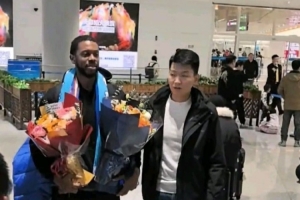 媒体人：新疆男篮外援蒂龙·华莱士已经到球队报到