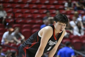 朱芳雨：杨瀚森体能还跟不上 每场都经历这种心肺极限考验很有益