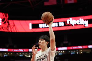 赛前用英文和教练组讨论Rifle来福战术 杨瀚森：我来喊对吗？