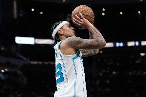 形似艾弗森！曼恩右侧弧顶处回拉撤步干拔三分命中