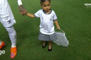 温馨一幕！内马尔巴甲赛前牵着女儿玛维入场