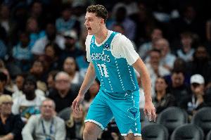 不怵切特！新秀卡尔克布伦纳半场2中2拿到8分3板1断1帽