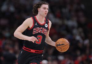 关键时刻手不软！吉迪突入内线抛投打进 帮助公牛再度超出1分