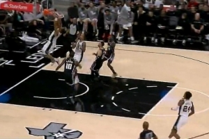 扣得挺帅！威少突破分球失误 卡斯尔抢断助凯尔登折叠双手暴扣