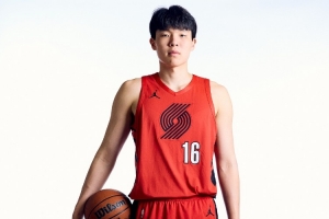 媒体人：杨瀚森在适应G联赛后 很快就展现出很强的个人能力