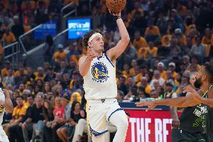 替补手感挺好！波杰姆斯基13中8&三分7中3拿到19分 另有3板3助