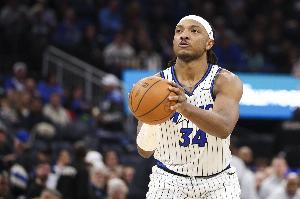 不太会啊！小卡特想来个故意罚球不中 结果球进了还提前进线违例