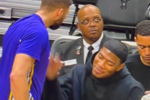 东契奇超难后仰命中！克莱伯兴奋甩毛巾&冲向八村遭后者嫌弃推开