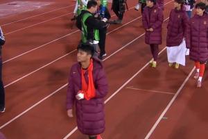 愿无大碍！蒯纪闻赛后谢场时手臂缠着绷带，本场半场被换下