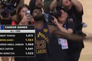 来了来了！詹姆斯生涯第23个赛季首秀 镁粉先撒起来