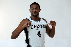 我队友真猛！福克斯潇洒转身中投空心命中 文班场边露出笑容