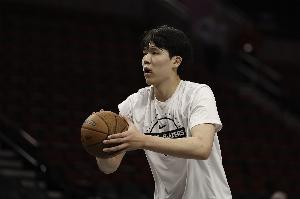 半场落后太阳3分！拓记：年轻人生力军给了球队此刻最需要的支持